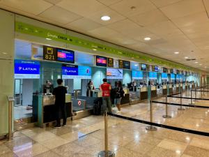 El Aeropuerto del Prat lanza una facturación más cómoda para los viajeros que lleguen en bus o metro