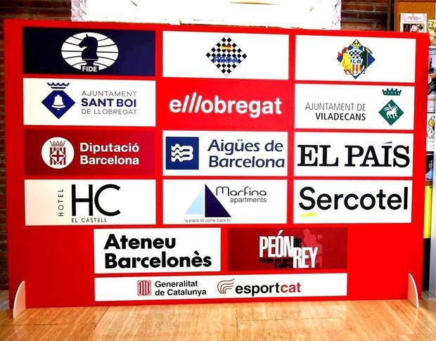 Nuestros amables patrocinadores lucen sus logotipos en El Llobregat Open Chess Tournament.  Foto: Patricia Claros Aguilar (@Patriciaajedrez).