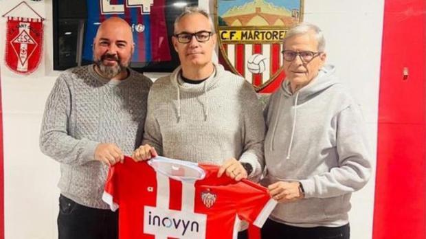 Javi Gómez tomando la camiseta de su equipo como entrenador