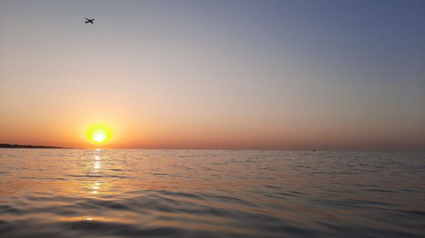 Fotografía del amanecer desde la playa de Gavà. Medidas de precaución por la ola calor, sobretodo gente mayor y niños (FOTO: Xavi Cabo).