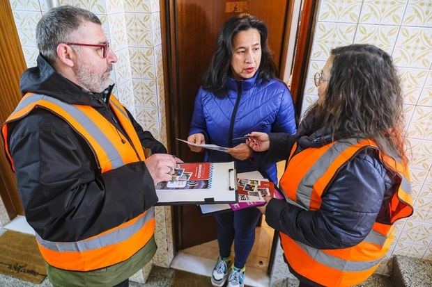 El programa 'A prop teu social' atiende en las puertas de los vecinos