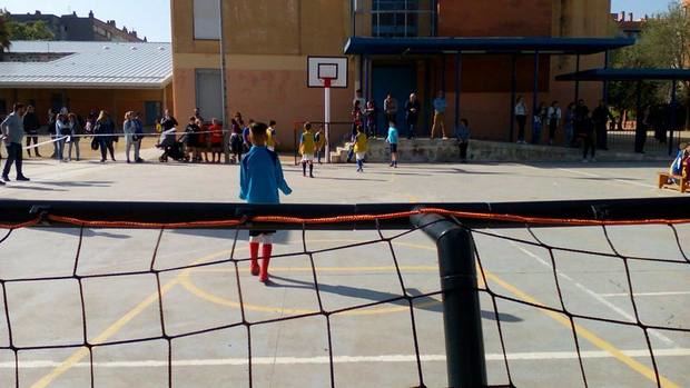 Competición de fútbol en un colegio.