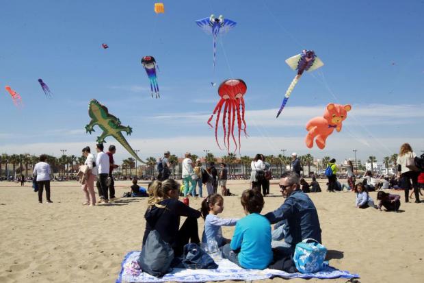 No te pierdas el increíble espectáculo de cometas con mensajes de paz en Castelldefels