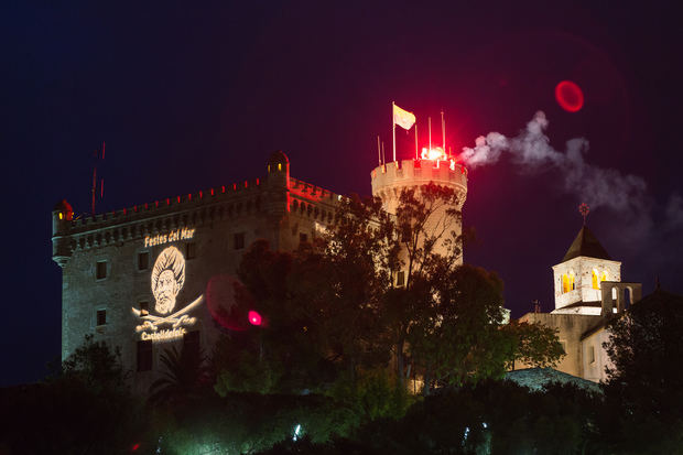 El castillo de Castelldefels iluminado durante la Fiesta del Mar 2017.