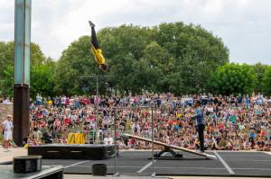 Viladecans pedalea con el teatro: Al Carrer se pone el maillot amarillo al paso del Tour de Francia