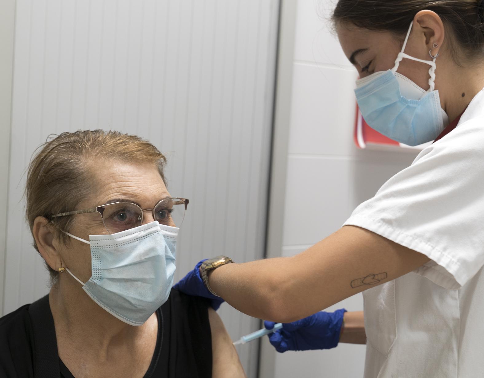 El Hospital de Bellvitge vacuna ya con la 3a dosis a pacientes inmunodeprimidos