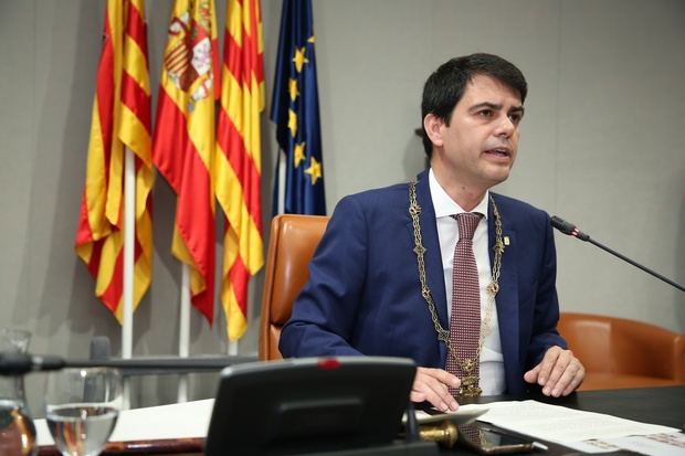 Castells toma el relevo de Conesa al frente de la Diputación