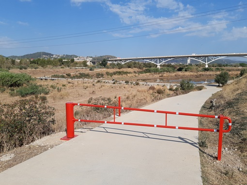 Instalan una valla en el vado inundable del río Llobregat