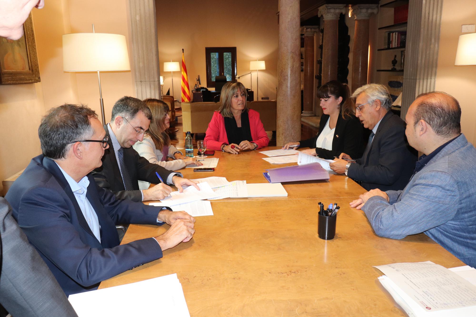 La Diputación y el BBVA firman créditos con Sant Feliu y Corbera por valor de 1,8 millones de euros