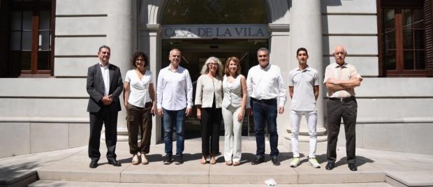 La alcaldesa de Sant Feliu junto con la ministra Raquel Sánchez y su equipo de gobierno
