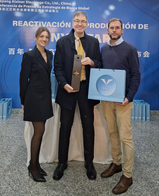 Todos los presentes fuimos obsequiados con productos de Zhejiang Aixiner Stockings Co., Ltd. y cava local