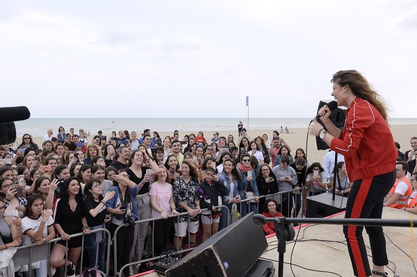 La 'triunfita' Miriam Rodríguez colabora con una campaña solidaria de Cruz Roja Castelldefels