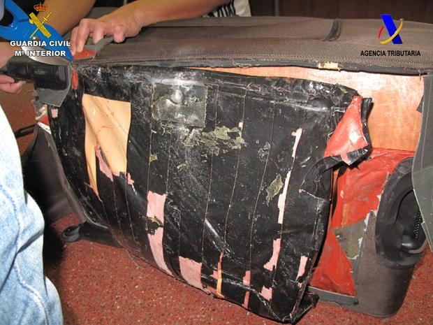 Los más de 5 kg de heroína hallada en un doble fondo de la maleta del detenido.