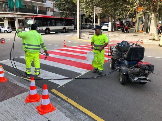 Arreglan los pasos de peatones y la señalización horizontal de Abrera