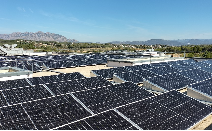 Increíble. Esta escuela produce su propia energía solar y reduce su huella de carbono