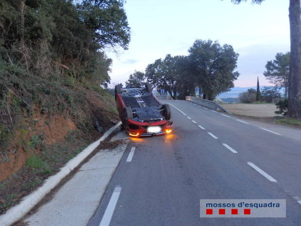 Un menor vuelca un coche que conducía sin que el propietario lo supiera, sin permiso de conducir, y da positivo en la tasa de alcoholemia