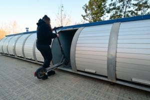 El servicio Bicibox de AMB permite el estacionamiento de patinetes y VMP