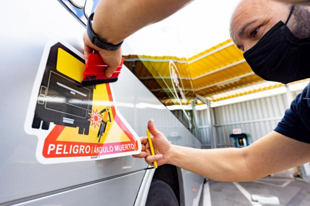 El Bus Metropolità incorpora una nueva señal de advertencia por ángulos muertos