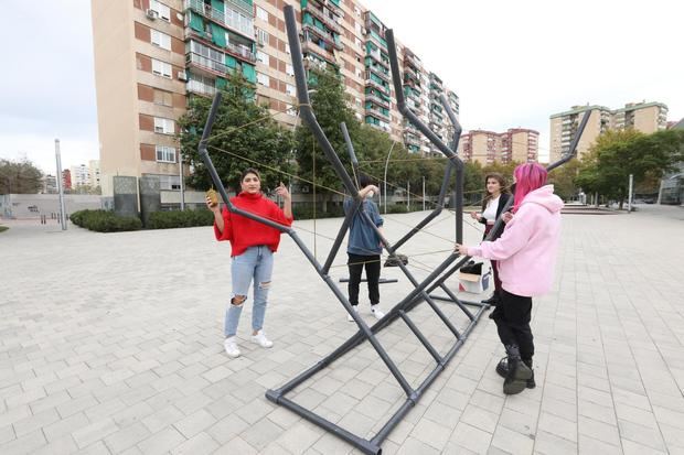 La plaza de la cultura de Bellvitge estrena nuevas esculturas