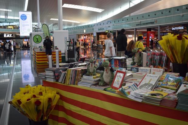 El Aeropuerto Josep Tarradellas Barcelona-El Prat celebra la Diada de Sant Jordi con la venta de rosas y libros