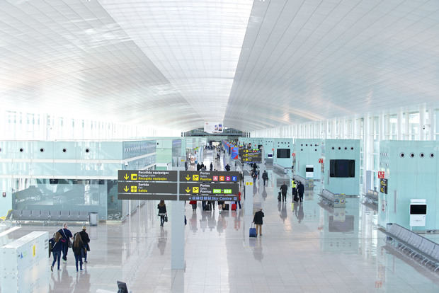 El Aeropuerto de El Prat bate el récord histórico de pasajeros en un día