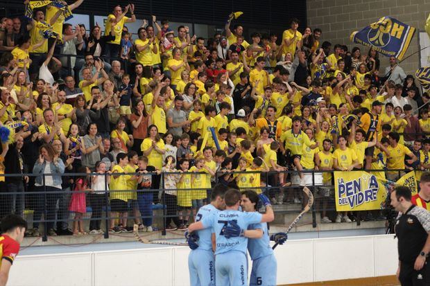 La afición del Hoquei Club Sant Just celebrando el histórico ascenso