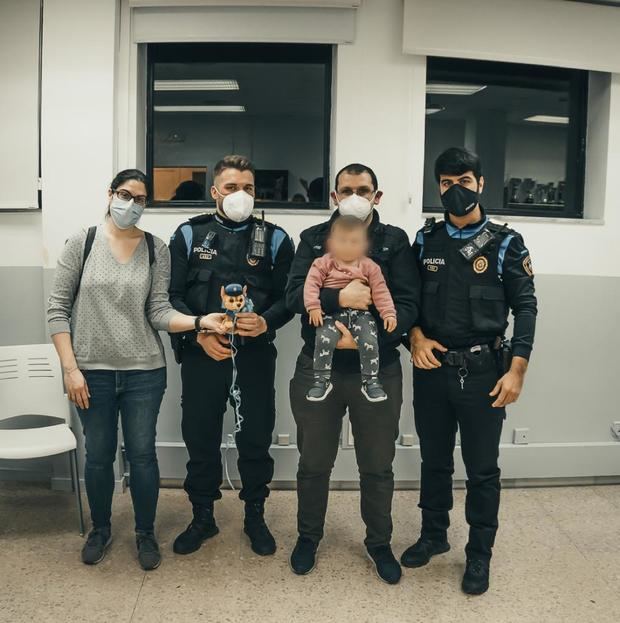 Dos agentes de la Policía Local de Esplugues le salvan la vida a una niña de 14 meses