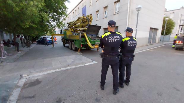 Agentes de la policía local del Prat de Llobregat presencian la inhabilitación de los edificios utilizados para una plantación de marihuana