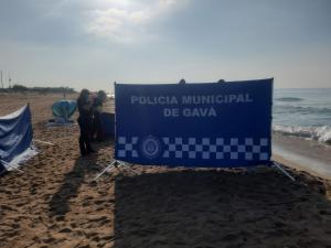 Trágico suceso en Gavà: dos chicas encuentran un cuerpo sin vida flotando en la playa