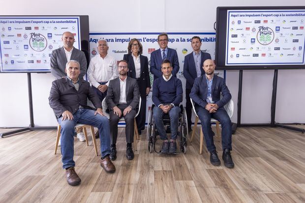 Desde la izquierda por arriba: Pablo Acevedo, director de Operaciones y Sostenibilidad del RCTB-1899; Fernando Luis, Director General de Pascal Box; Patricia Busto, Directora de Desarrollo de Negocio Sostenible de Banco Sabadell; Jordi Cambra, Presidente RCTB 1899; y Albert Gustems, Ingeniero a ACO Iberia. Desde la izquierda por debajo: Ignasi Cubiña, Presidente & Co-founder de Eco Intelligent Growth; Xavier Bernat, Director de Acción Climática de Aigües de Barcelona; Francesc Jiménez, Co-founder de Infinite Athletic; y Albert Centelles, Socio Director de CENPAS