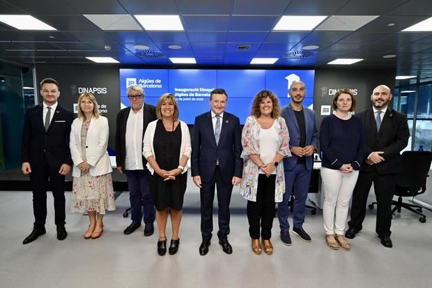 Felipe Campos, conseller delegat d'Aigües de Barcelona; Lluïsa Moret, alcaldesa de Sant Boi i presidenta de l'Àrea d'Igualtat i Sostenibilitat de la Diputació de Barcelona; Antonio Balmón, vicepresident executiu de l'Àrea Metropolitana de Barcelona (AMB); Núria Marin, presidenta de la Diputació de Barcelona; Àngel Simon, president d'Aigües de Barcelona; Anna Barnadas, secretària d'accio climàtica de la Generalitat de Catalunya; Lluís Juncà, director general d'Innovació i Empreneduria de la Generalitat de Catalunya; Mar León, gerent de l'Agència Catalana de l'Aigua (ACA); i Rubén Ruiz, director general d'Aigües de Barcelona