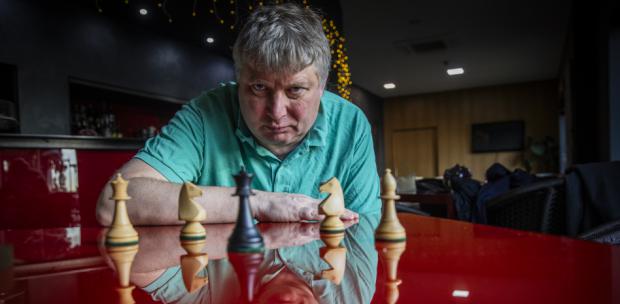 Alexei Shirov en el hotel El Castell de Sant Boi de Llobregat, durante el último El Llobregat Open Chess Tournament (Fotografía de Llibert Teixidó para La Vanguardia)