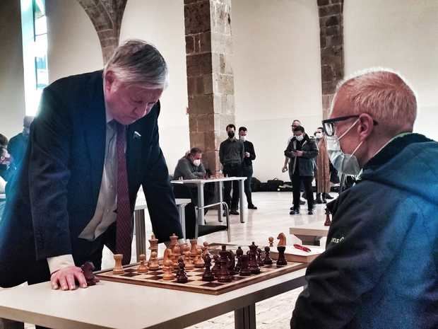 Anatoly Karpov disputa una partida simultánea de Ajedrez en el Museo Marítimo de Barcelona