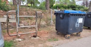 Begues instala fijadores de contenedores para que los jabalíes no los muevan ni vuelquen