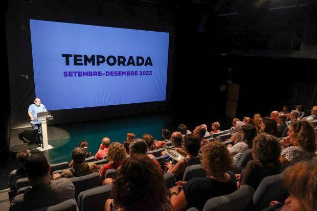 El equipamiento cultural de referencia comarcal acogerá 44 funciones y vuelve a ser uno de los escenarios del Festival Barnasants.