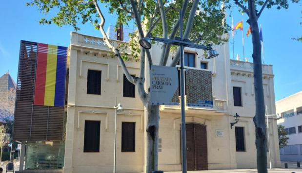 Denuncia en El Prat por colgar la bandera republicana en el ayuntamiento en pleno periodo electoral