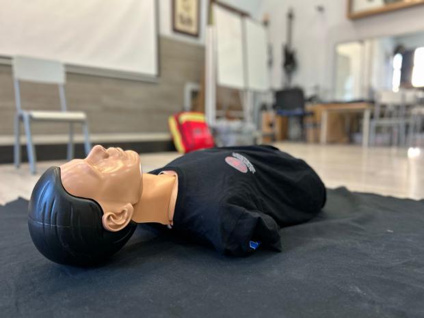 Cómo aprender a salvar vidas desde los 3 años gracias a la formación de primeros auxilios de Cardiopas en escuelas
