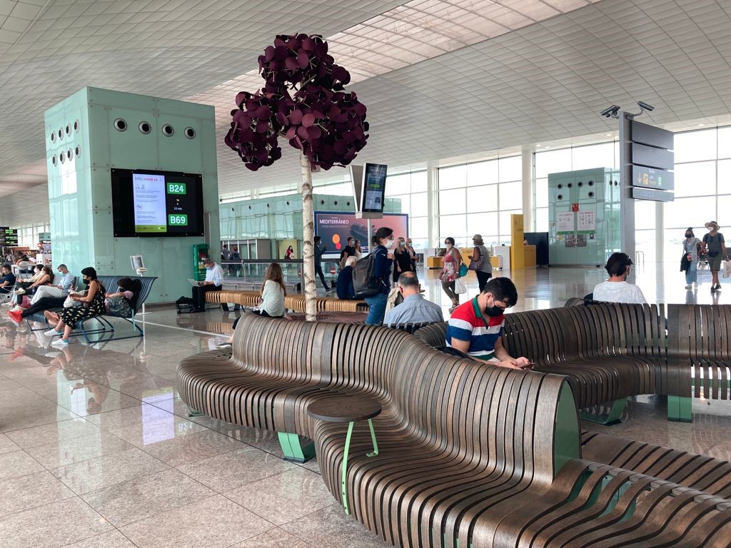 Aena inicia un proyecto piloto de mobiliario sostenible en el aeropuerto de Barcelona- El Prat