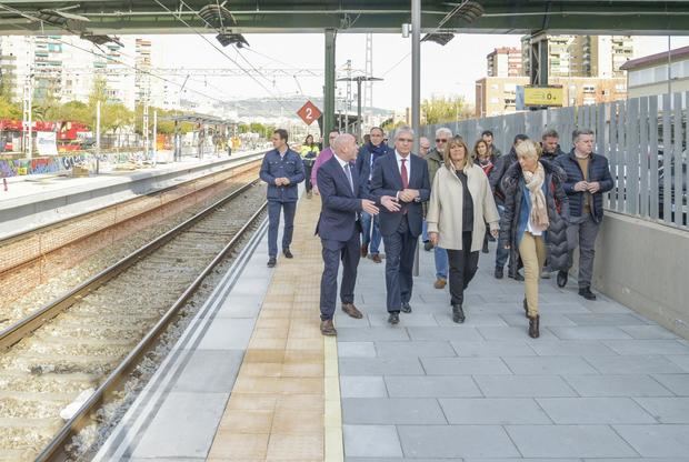 La comitiva política y vecinal visitando las obras.