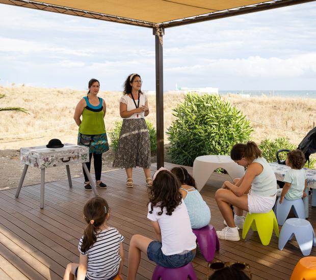 En total han sido 5.004 visitantes los que han pasado por la Biblioteca en la Playa y han podido disfrutar de la lectura durante esta temporada (FOTO: Aj. de Castelldefels).