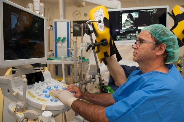 Momento de la realización de una biopsia por fusión de imágenes en el Hospital Universitario de Bellvitge.