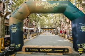 900 atletas competirán entre obstáculos extremos en la Black Mamba Race en Begues
