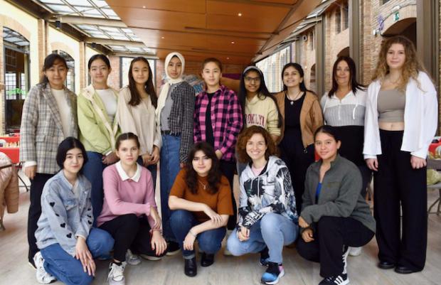 Foto de familia de las participantes en el Blitz Femenino del IV El Llobregat Open Chess Tournament. Foto: Patricia Claros Aguilar (@Patriciaajedrez).