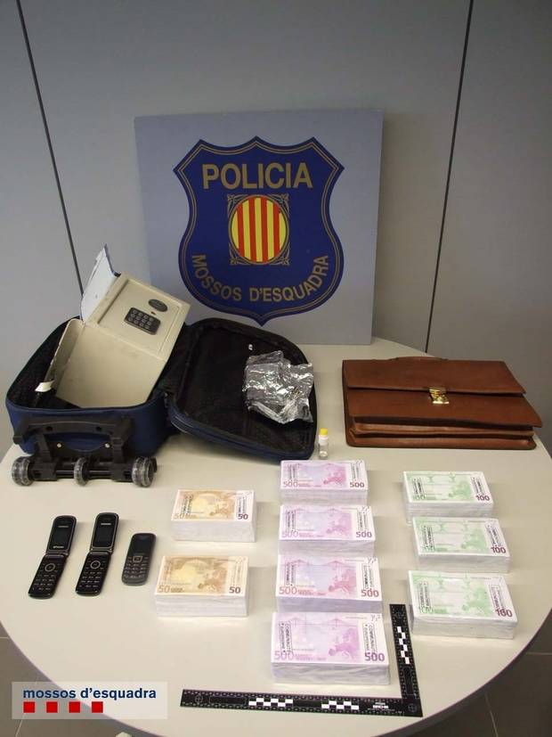 Mossos d’Esquadra detenen a dues persones per una estafa de 43.000 euros a través de la xarxa