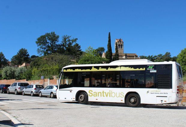 El Ayuntamiento traspasa al AMB la gestión del bus urbano SantviBus