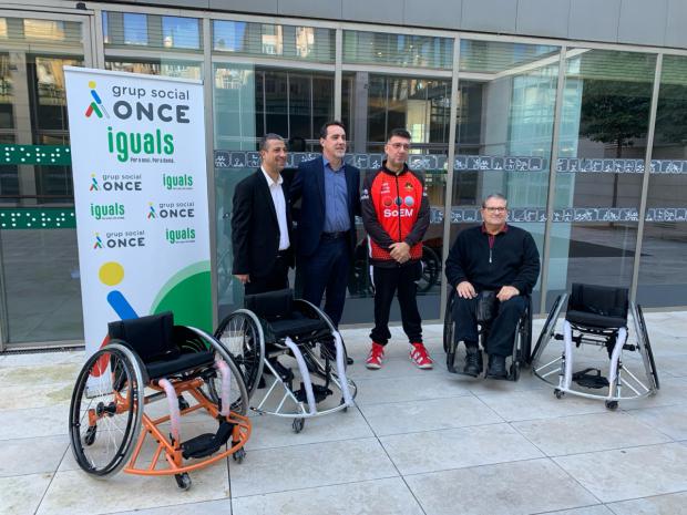 El club histórico de baloncesto en silla de ruedas de L'Hospitalet recibe una donación de la ONCE