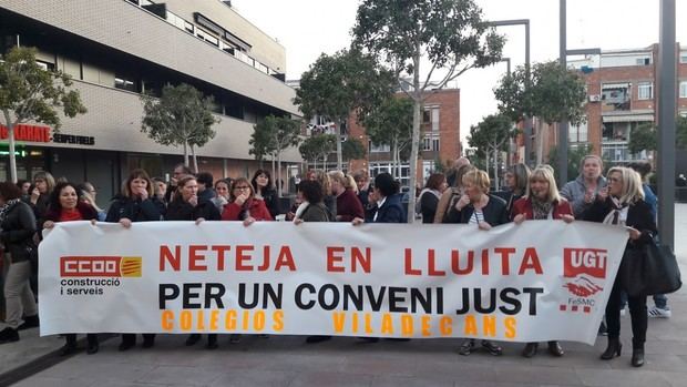 Los trabajadores de la limpieza de los colegios de Viladecans salen a la calle a protestar