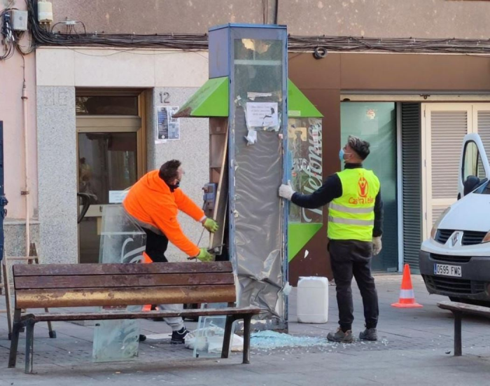 L’Hospitalet retira las cabinas telefónicas del espacio público