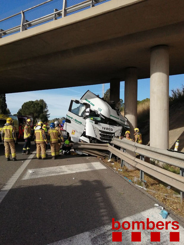 Herido de alta gravedad el conductor de un camión tras chocar contra un puente en Martorell