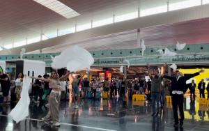 Todo un espectáculo: increíble jornada de baile y música en vivo en el Aeropuerto de El Prat